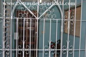 La entrada amplia y enrrejada