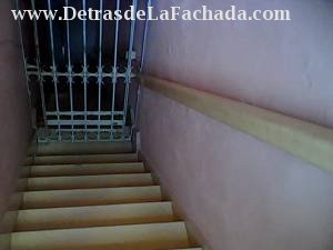 Staircase with grating