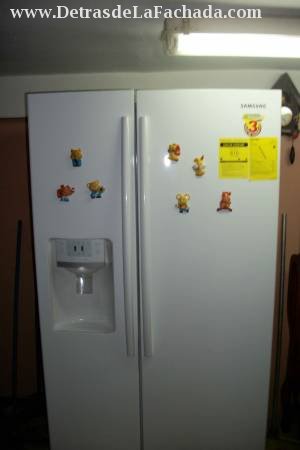 Samsum refrigerator with dispenser water and gall
