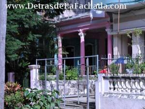 Vista desde la acera y el edificio de al lado