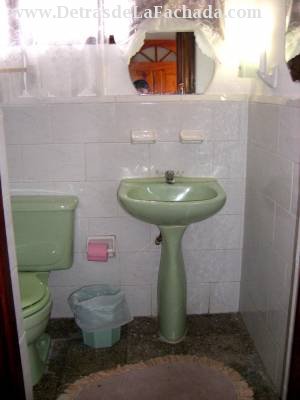 calle 35, # 4210, entre 42 y 44. Cienfuegos. Cuba.