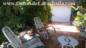 Entrada jardin de la casa