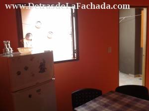 Salida al patio interior desde la cocina-pantry