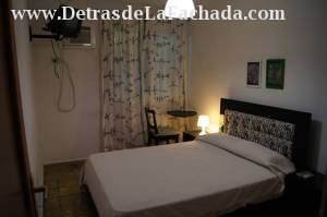 Habitación climatizada y con mesa para laptop