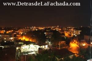 Vista frontal nocturna