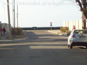 A pocos metros del malecón habanero y su bello mar