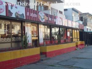 Al lado de tienda de comestibles y bebidas