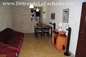 Sala-comedor decorada con obras cubanas