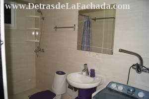 Baño con agua fría y caliente. Tiene 110 y 220 V