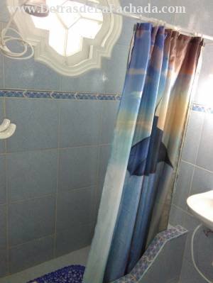 Baño habitación azul