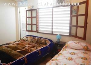 Calle Flor Crombet 67 entre 24 de Febrero y 10 de Octubre.