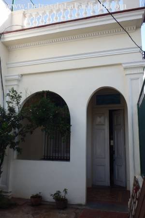 Facade with private parking and insurance