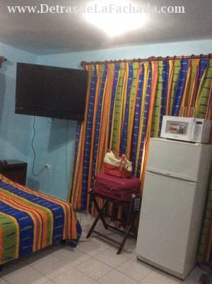 Habitación con baño negro y jacuzi