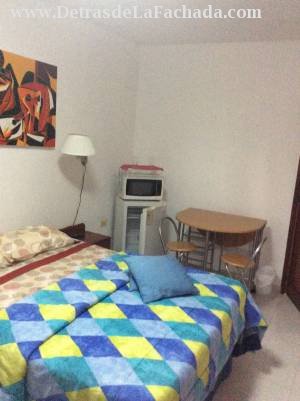 Habitación con baño azul