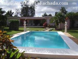 House with pool in Cuba