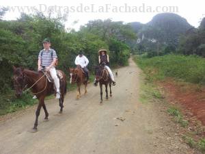 Calle Orlando Nodarse # 1-2 entre Pasaje B y calle Adela Azcuy