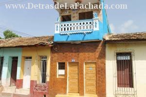 Calle Santo Domingo # 471 entre Lirio Blanco y callejón del Consejo.