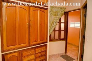 Entrada de la habitación y closet