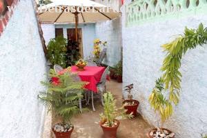 Frank País # 472 entre Callejón de las Angarillas y Callejón del Olvido.