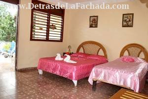 Calle Media Luna # 51 A entre calle Alameda y calle Guásima.