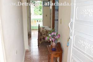 Buen Retiro # 142 entre Santo Domingo y Frank Hidalgo Gato.