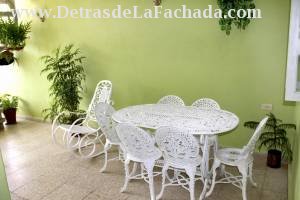 Callejón de las Angarillas # 72 (altos) e/c Aguacate y Reforma.