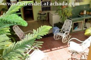 Callejón de Galdós # 2 entre calle Alameda y calle Media Luna.