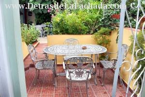 Calle Lirio Blanco  # 255 entre Santo Domingo y San Procopio.