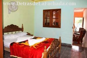 Calle Santo Domingo # 471 entre Lirio Blanco y callejón del Consejo.