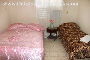 Buen Retiro # 142 entre Santo Domingo y Frank Hidalgo Gato.