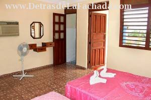 Calle Media Luna # 51 A entre calle Alameda y calle Guásima.