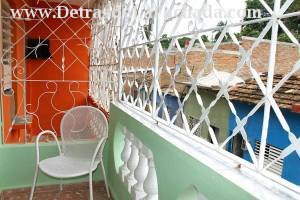 Buen Retiro # 142 entre Santo Domingo y Frank Hidalgo Gato.