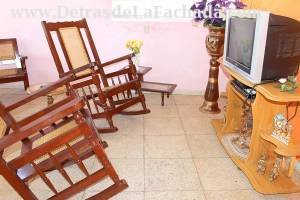 Calle Chanzoneta # 194-A (altos) entre calle Santo Domingo y Frank Hidalgo Gato.