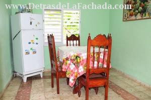 Buen Retiro # 142 entre Santo Domingo y Frank Hidalgo Gato.