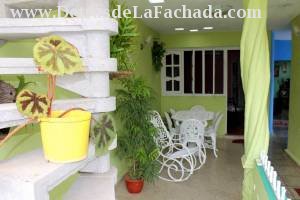 Callejón de las Angarillas # 72 (altos) e/c Aguacate y Reforma.