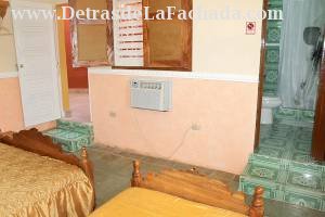 Calle Carret (Antonio Duménigo)  # 67 entre calle Guásima y calle Gutiérrez.