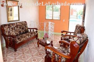 Calle Santo Domingo # 471 entre Lirio Blanco y callejón del Consejo.