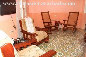 Calle Mercedes # 173 entre Frank País y callejón del Aguacate.