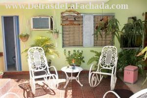 Callejón de Galdós # 2 entre calle Alameda y calle Media Luna.