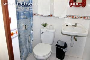 Calle Media Luna # 51 A entre calle Alameda y calle Guásima.