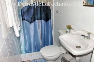 Calle Media Luna # 51 A entre calle Alameda y calle Guásima.