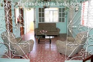 Calle Frank País # 608 entre calle Guaurabo y calle Candelaria.