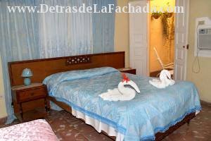 Calle Media Luna # 51 A entre calle Alameda y calle Guásima.