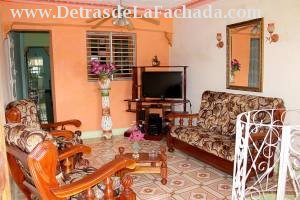 Calle Santo Domingo # 471 entre Lirio Blanco y callejón del Consejo.