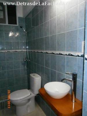 Baño de visita y de cuarto de servicio.