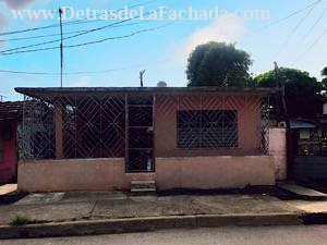 Marcial Gómez 821 % La pista y el algarrobo. Colindante con el parque de la ciudad.