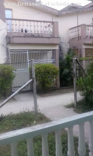 Vista desde el balcón hacia la salida de la casa.