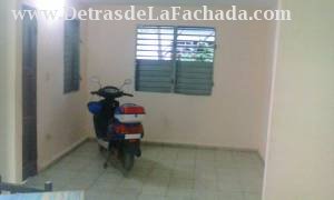 La sala de la casa sin muebles.