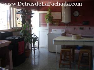 Cocina con acceso a balcon -cerrado con ventanas-