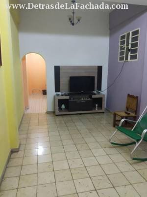 La sola 203 e/ Libertad y Johnso